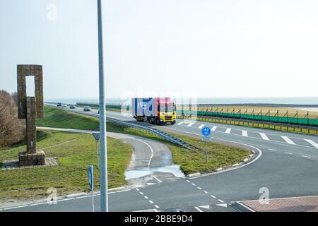 L'Houtribbdijk è una diga dei Paesi Bassi, costruita tra il 1963 e il 1975 come parte delle Zuiderzee Works, che collega Lelystad e Enkhuizen. Foto Stock