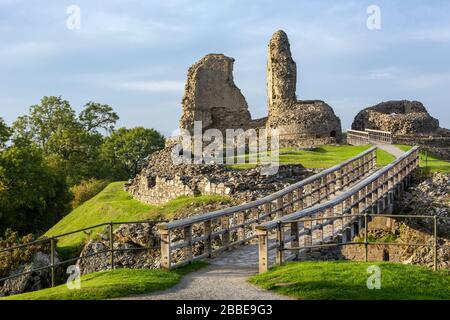 Rovine del Castello di Montgomery, MONTGOMERY, POWYS, Wales, Regno Unito. Le strutture difensive sul sito del castello vennero dapprima costruito nel XI sec. Foto Stock