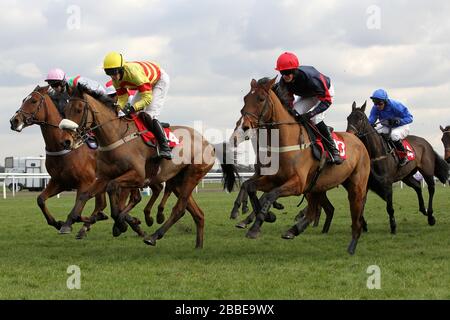 Il campo in azione da corsa nel TurfTV Novices hurdle - corse ippiche a Kempton Park Racecourse Foto Stock