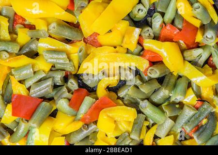 Grigliata di verdure in una ghisa padella per grigliare, vista da sopra Foto Stock