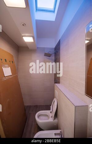lavori in corso lusso elegante bagno incompiuto interni con wc, bidet lavabo fantasia doccia sulla parete Foto Stock