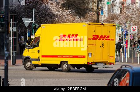 Essen, Ruhr Area, Renania Settentrionale-Vestfalia, Germania - consegna pacchi DHL, Ruettenscheider Strasse, via dello shopping ad Essen Ruettenscheid. Essen, Ruhrg Foto Stock