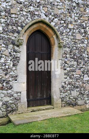 Porta stretta alla chiesa di San Pietro e San Paolo, in The Street, Newnham vicino Sittingbourne in Kent, Inghilterra Foto Stock