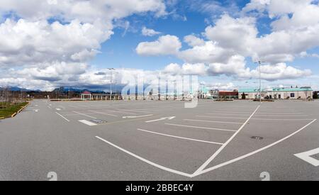 RICHMOND, BC, CANADA - 29 MARZO 2020: Centro commerciale outlet McArthurGlen completamente vacante a causa della pandemia di coronavirus COVID-19. Foto Stock