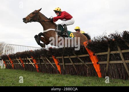 Il vincitore della gara Eicht guidato da Gary Derwin salta l'ultima recinzione durante il PJA Doctor National Hunt Maiden Hurtle - Horse Racing a Fakenh Foto Stock