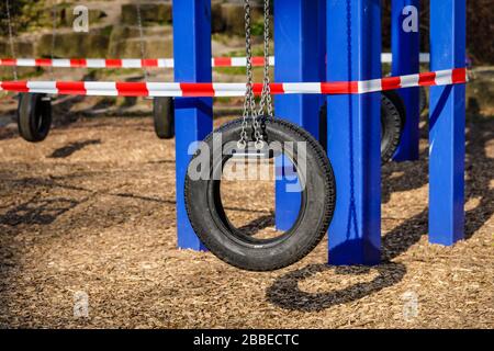 27.03.2020, Essen, zona della Ruhr, Renania Settentrionale-Vestfalia, Germania - divieto di contatto a causa della pandemia della Corona, parco giochi per bambini nel parco della città è stato chiuso Foto Stock