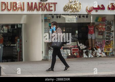 Beirut, Libano. 31 marzo 2020. Donna pedonale cammina oltre un mercato chiuso Dubai outlet sulla strada Hamra Beirut . Il Libano ha registrato più di 400 casi di COVID-19, in quanto il governo ha imposto un blocco a livello nazionale per frenare la diffusione del coronavirus covid-19. Credit: amer ghazzal/Alamy Live News Foto Stock