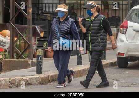 Beirut, Libano. 31 marzo 2020. Donne pedone che indossano maschere protettive. Il Libano ha registrato più di 400 casi di COVID-19, in quanto il governo ha imposto un blocco a livello nazionale per frenare la diffusione del coronavirus covid-19. Credit: amer ghazzal/Alamy Live News Foto Stock