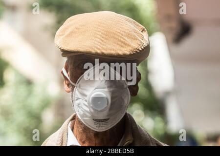 Beirut, Libano. 31 marzo 2020. Maschera protettiva per i pedoni anziani. Il Libano ha registrato più di 400 casi di COVID-19, in quanto il governo ha imposto un blocco a livello nazionale per frenare la diffusione del coronavirus covid-19. Credit: amer ghazzal/Alamy Live News Foto Stock