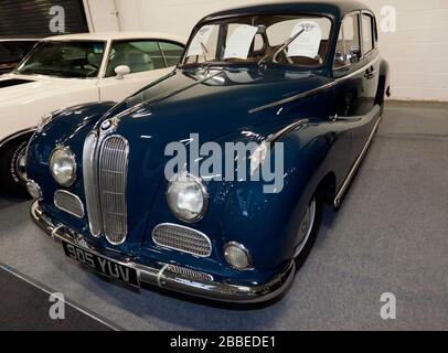 Vista frontale di tre quarti di una BMW 502 (2600L) del 1961 in mostra al Salone dell'Auto Classico di Londra 2020 Foto Stock