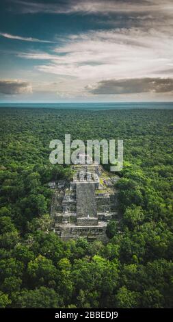 Veduta aerea della piramide, Calakmul, Campeche, Messico. Rovine dell'antica città maya di Calakmul circondata dalla giungla Foto Stock