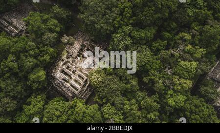 Veduta aerea della piramide, Calakmul, Campeche, Messico. Rovine dell'antica città maya di Calakmul circondata dalla giungla Foto Stock