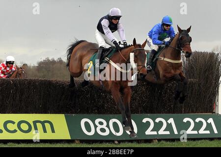 Fine pergamena guidata da MR H A a Bannister in jumping azione durante il Betfair impegna £40m a British Racing handicap Chase - corse ippiche a Faken Foto Stock