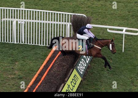 Fine pergamena guidata da MR H A a Bannister in jumping azione durante il Betfair impegna £40m a British Racing handicap Chase - corse ippiche a Faken Foto Stock