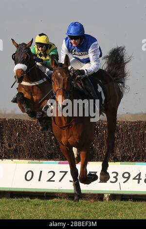 Vincitore di gara relax guidato da Aidan Coleman in azione nel SVS Securities Preferred Partnership for IFAs Novices handicap Foto Stock