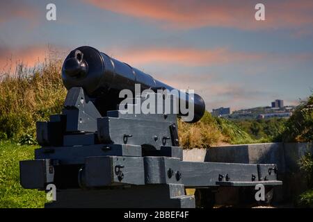 Old Cannon on on Hill a Halifax al tramonto Foto Stock