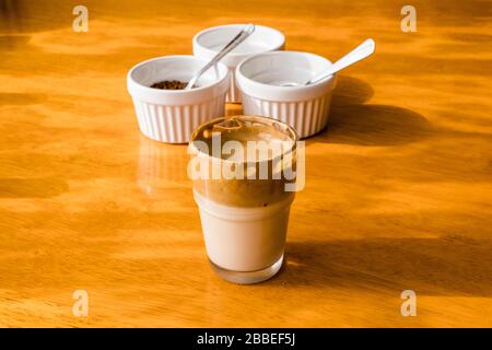 Caffè Dalgona, bevanda di tendenza TikTok, con ingredienti - caffè, zucchero e acqua. Foto Stock