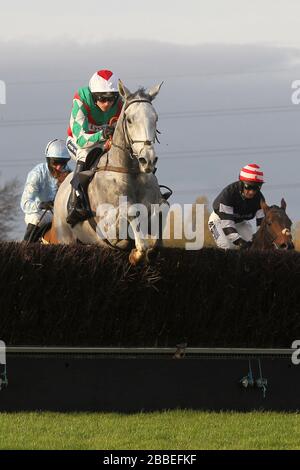 Elenika vincitrice di una gara guidata da Ruby Walsh jumping action durante il Tom Jones Memorial HTJ Center Ltd Beginners Chase Foto Stock