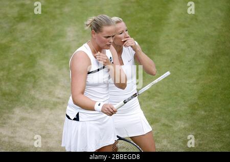 Anna-Lena Groenefeld (a sinistra) e Kveta Peschke della Repubblica Ceca reagiscono nella doppia partita femminile contro Laura Robson e Lisa Raymond della Gran Bretagna durante il sesto giorno dei campionati di Wimbledon presso il All England Lawn Tennis and Croquet Club, Wimbledon. Foto Stock