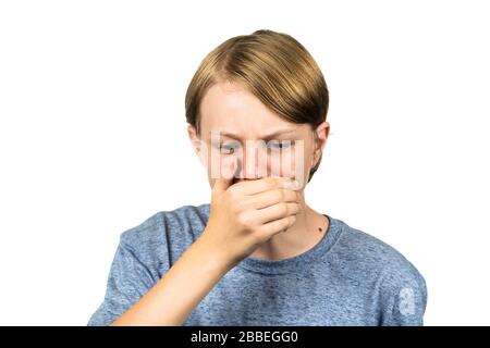 Giovane ragazzo teenage che tossisce. Isolato su bianco. Foto Stock