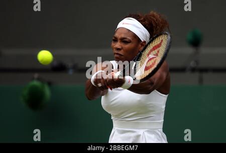 Serena Williams degli Stati Uniti in azione contro Sabine Lisicki della Germania Foto Stock