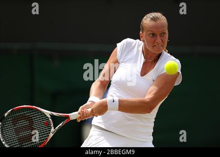 Petra Kvitova, Repubblica Ceca, in azione contro la spagnola Carla Suarez Navarro durante il giorno sette dei campionati di Wimbledon al All England Lawn Tennis and Croquet Club, Wimbledon. Foto Stock