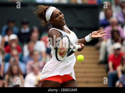 Serena Williams degli Stati Uniti in azione contro Sabine Lisicki della Germania Foto Stock