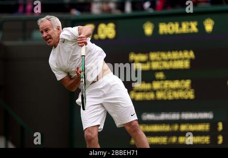 John McEnroe degli Stati Uniti in azione con il partner Patrick McEnroe contro Paul McNamee e Peter McNamara dell'Australia nella partita di Gentlemen's Senior Invitation Double Foto Stock