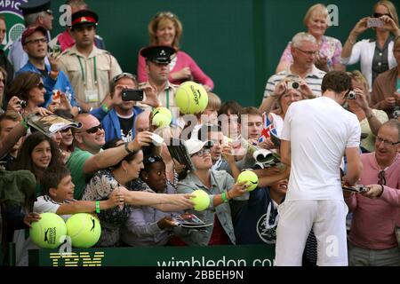 Andy Murray della Gran Bretagna firma autografi durante il giorno sette dei campionati di Wimbledon al All England Lawn Tennis and Croquet Club, Wimbledon. Foto Stock