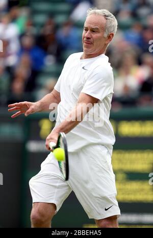 John McEnroe degli Stati Uniti in azione con il partner Patrick McEnroe contro Paul McNamee e Peter McNamara dell'Australia nella partita di Gentlemen's Senior Invitation Double Foto Stock