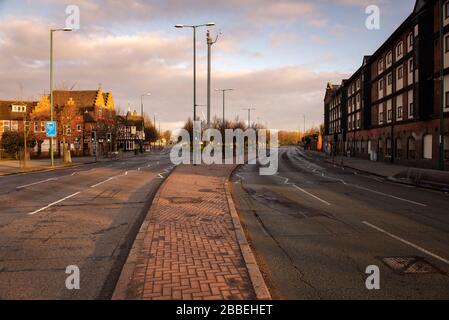 London Road all'ora di punta del mattino durante il blocco come parte del Covid 19 Coronavirus focolaio, aprile 20 Nottingham Nottinghamshire Inghilterra Regno Unito Foto Stock