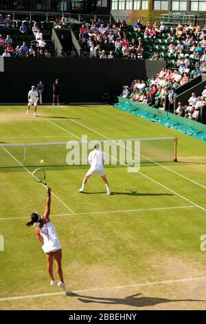 Heather Watson della Gran Bretagna in azione durante la partita con il suo partner doppio Jonathan Murray contro David Marrero della Spagna e Kimiko Date-Krumm del Giappone Foto Stock