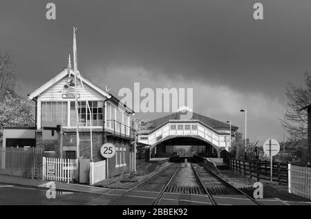 Le stazioni ferroviarie deserte sono viste dall'attraversamento di strade prive di persone a seguito dello scoppio del virus Corona a Beverley, Yorkshire, Regno Unito. Foto Stock