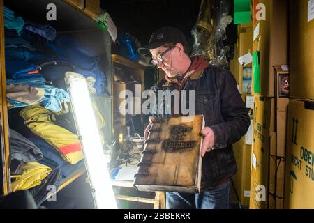 Magdeburg, Germania. 10th Mar, 2020. Bernd Frommhagen alias Puppen-Bernd tiene un prop nelle sue mani nel fondo del teatro delle marionette, su cui è scritto 'Signore delle bambole'. In futuro, il Teatro dei Pupi vuole consentire ai membri della collezione del teatro dei burattini di visitare il fondo. Credit: Klaus-Dietmar Gabbert/dpa-Zentralbild/ZB/dpa/Alamy Live News Foto Stock