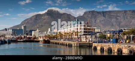 Sud Africa, Capo Occidentale, Città del Capo, Victoria and Alfred, area portuale rigenerata, sotto Table Mountain, panoramica Foto Stock