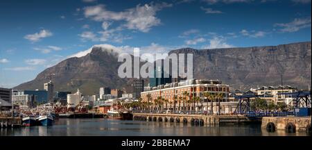 Sud Africa, Capo Occidentale, Città del Capo, Victoria and Alfred, area portuale rigenerata, sotto Table Mountain, panoramica Foto Stock