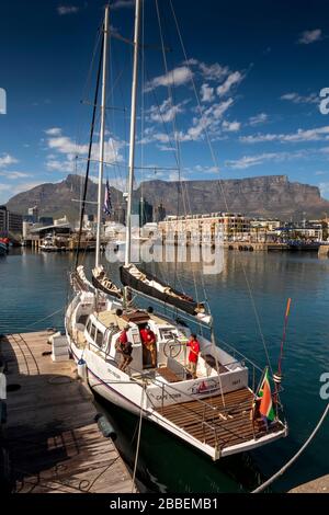 Sud Africa, Capo Occidentale, Città del Capo, Victoria and Alfred, yacht ormeggiato nella zona di molo rigenerata Foto Stock