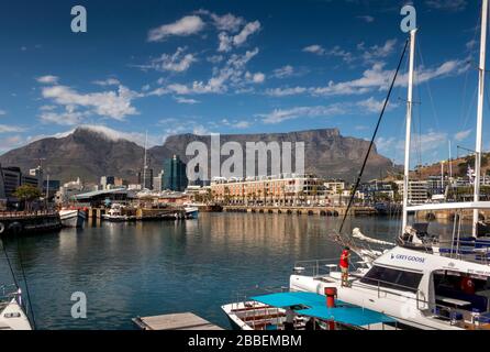 Sud Africa, Capo Occidentale, Città del Capo, Victoria and Alfred, Barche a vela ormeggiate nella zona di ormeggio rigenerata Foto Stock