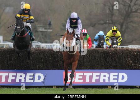 Pergamena fine (C) cavalcata dal Signor H A UN Bannister nel salto di azione nel Prince Carlton handicap Chase (per la Prince Carlton Challenge Cup) Foto Stock