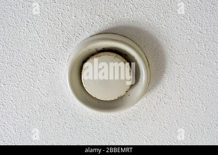 Vecchia valvola di ventilazione a soffitto usata gialla sporca coperta di polvere e stampo Foto Stock