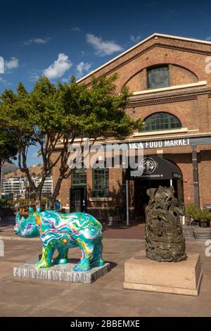 Sud Africa, Città del Capo, Lungomare Victoria and Alfred, Piazza Nobel, ‘i Rhinoos sono in arrivo’, rinoceronte decorato al V&A Food Market Foto Stock