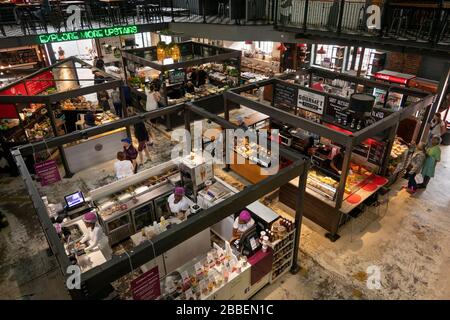 Sud Africa, Capo Occidentale, Città del Capo, Lungomare Victoria and Alfred, interni del mercato alimentare V&A, fornitori di cibo e bevande all'interno della vecchia centrale elettrica del molo Foto Stock