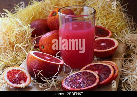 Ancora vita con arance rosse marocchine su uno sfondo di legno Foto Stock