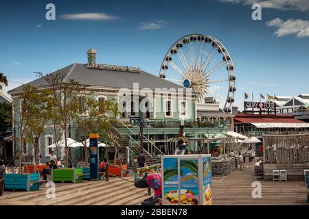 Sud Africa, Capo Occidentale, Città del Capo, Lungomare Victoria and Alfred, Life Grand Café e attrazioni di Cape Wheel Foto Stock