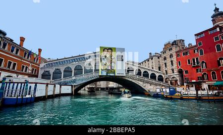 Il Ponte di Rialto (Ponte di Rialto) Venezia Sicilia in restauro. Venezia, la capitale del Veneto dell’Italia settentrionale, è costruita su 118 piccole isole Foto Stock