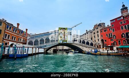 Il Ponte di Rialto (Ponte di Rialto) Venezia Sicilia in restauro. Venezia, la capitale del Veneto dell’Italia settentrionale, è costruita su 118 piccole isole Foto Stock