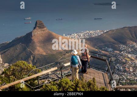 Sud Africa, Città del Capo, Tafelberg Road, Table Mountain, coppia godere di vista elevata del picco del Leone e Robben Island in Oceano Atlantico dal punto di vista Foto Stock