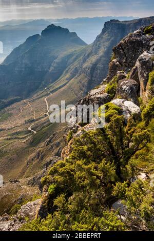 Sud Africa, Città del Capo, Table Mountain, vista giù per Tafelberg Road, dal bordo roccioso dell'altopiano a Platteklip Gorge Foto Stock