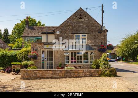 Il Wheatsheaf, un paese attraente pub vendere il cibo nel villaggio di Greetham, Rutland, a breve distanza dalla principale A1 road, REGNO UNITO Foto Stock