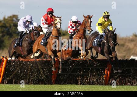 Topenhall guidato da Charlie Poste (R) e Beausang guidato da Paul Moloney saltare insieme durante le Warrens di Warwick 34 anni anniversario handicap Hu Foto Stock